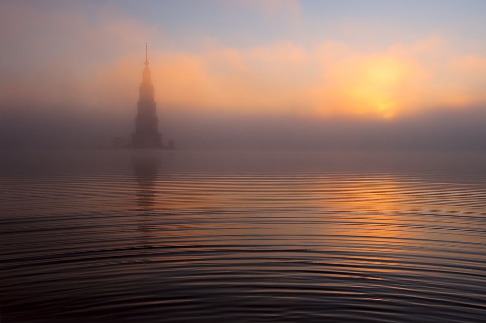 В туман потоками лучей.
