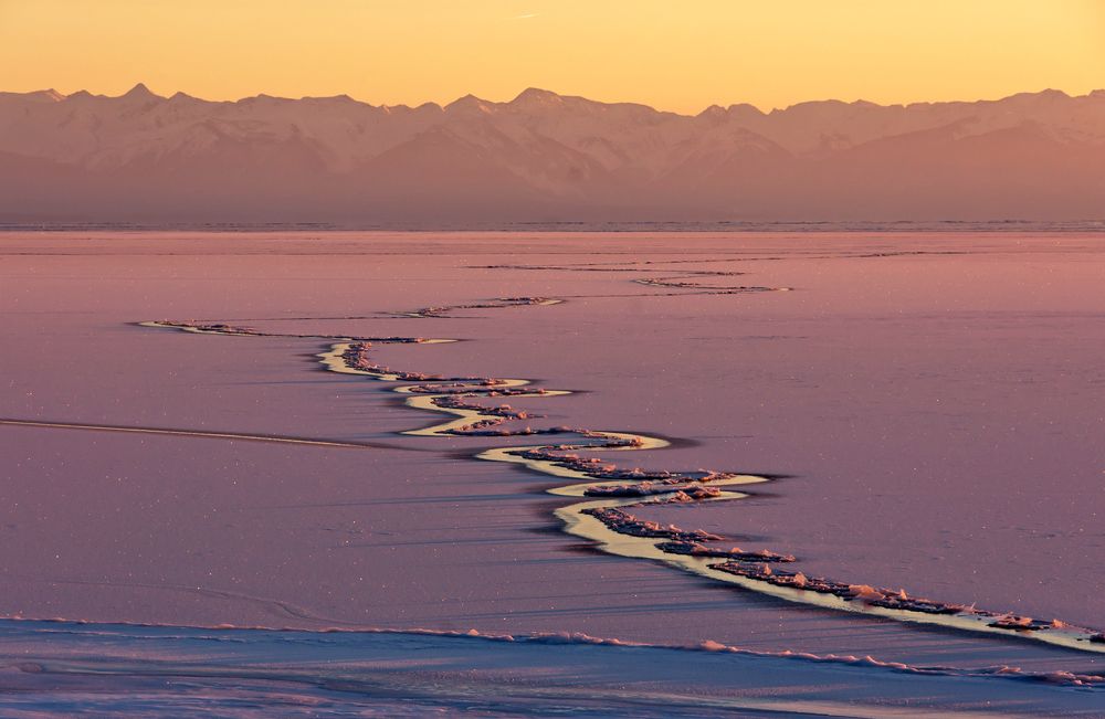 Свежая трещина на Байкале в лучах заката