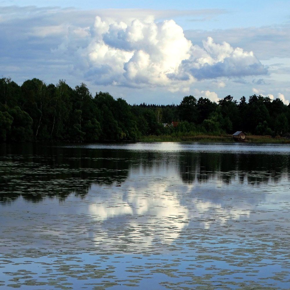 Облака и озеро