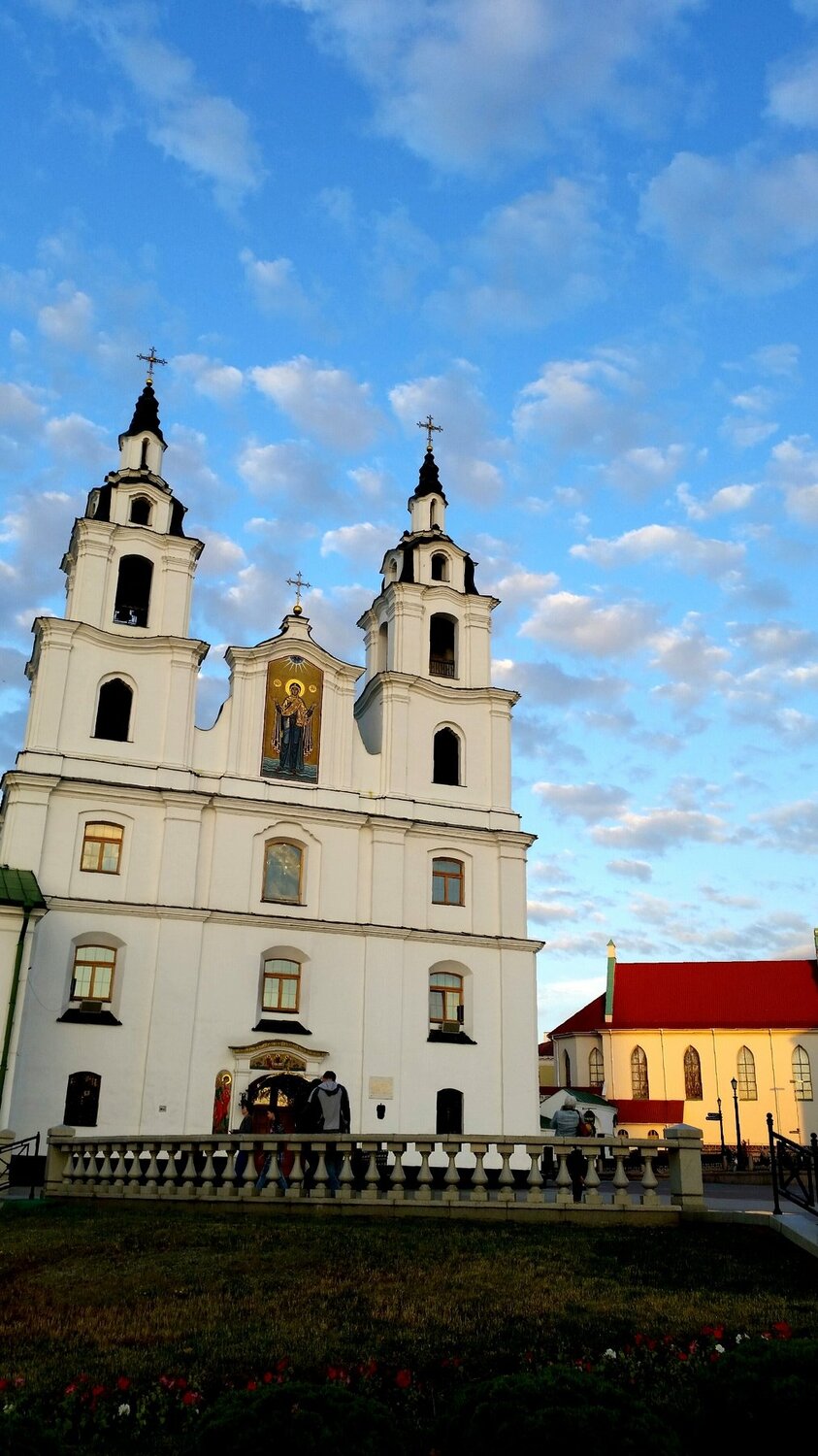 Церковь в лучах заходящего солнца.