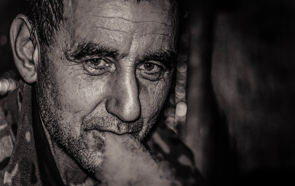 Взгляд мужчины после артиллерийского обстрела