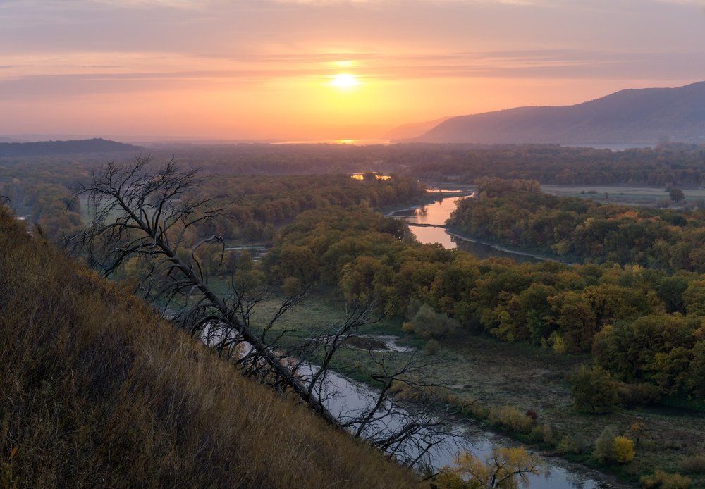 Осенний рассвет на Волге