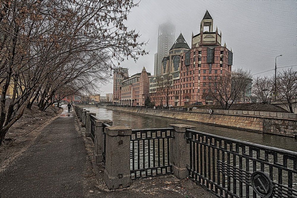 Москва. Туман. Дом в красном
