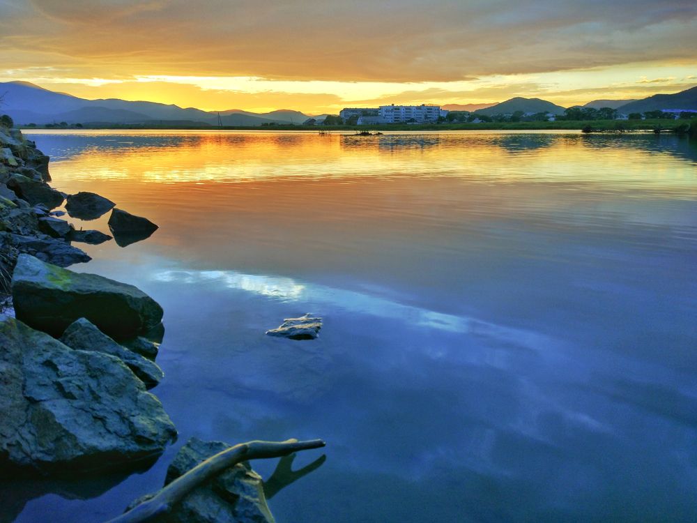 Закат над рекой