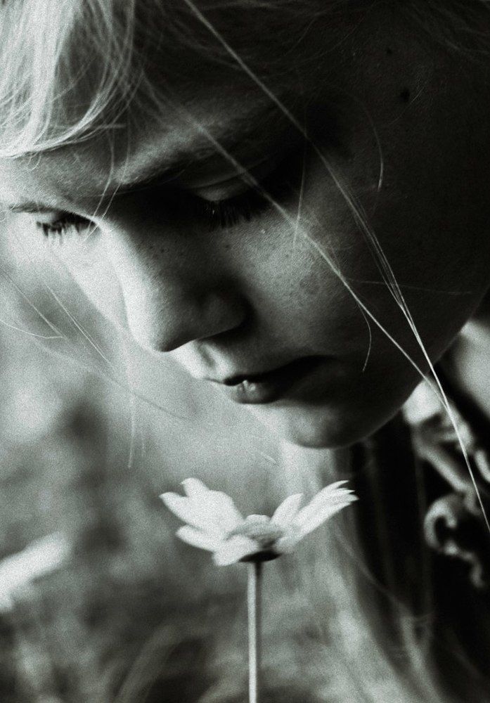 Девочка и ромашка