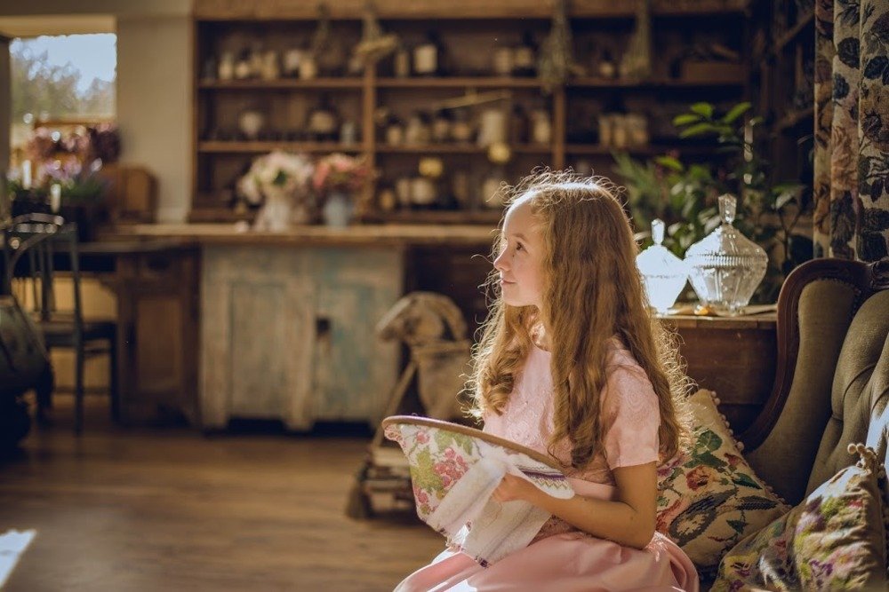 За вышивкой