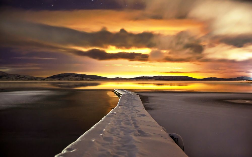 Озеро Банное — естественный водоём, расположенный в живописной горной местности республики Башкортостан. Является самым глубоководным озером региона. С 1965 года входит в перечень гидрологических памятников природы регионального значения. Ночь на озере Ба