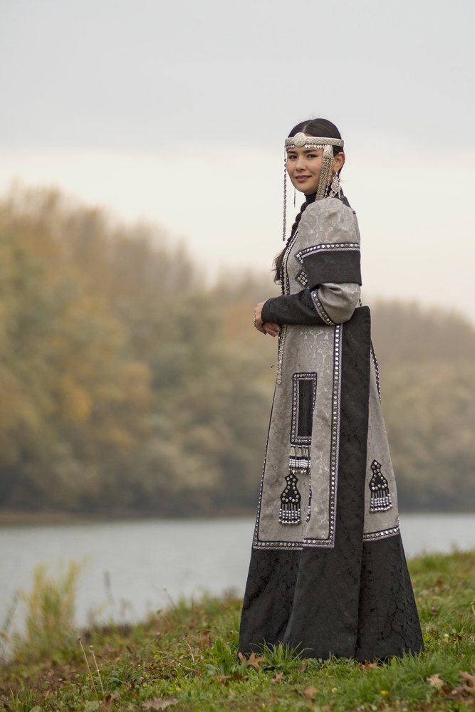Девушка в традиционном якутском наряде