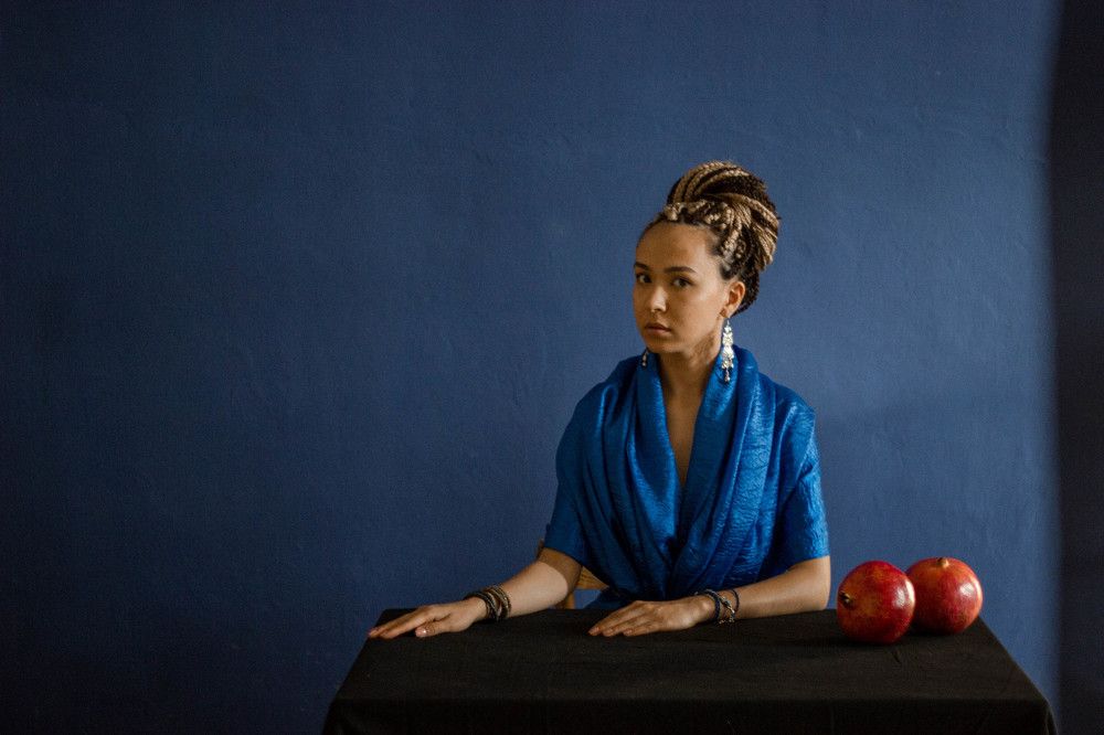 Девочка с гранатами