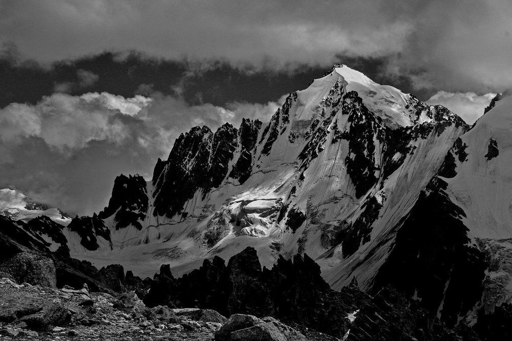 Mt. Adir-Su B&W