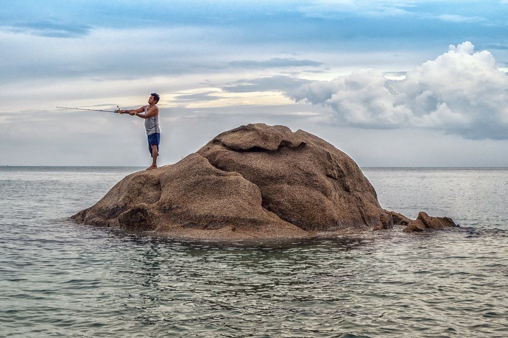 Одинокий рыбак