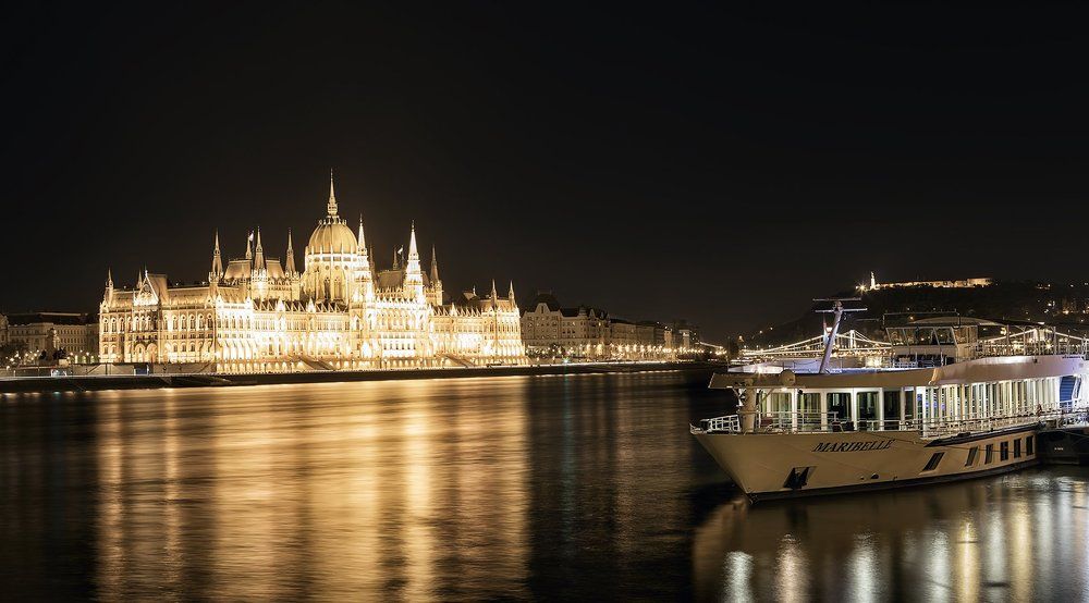 Вид на ночной Парламент в Будапеште.