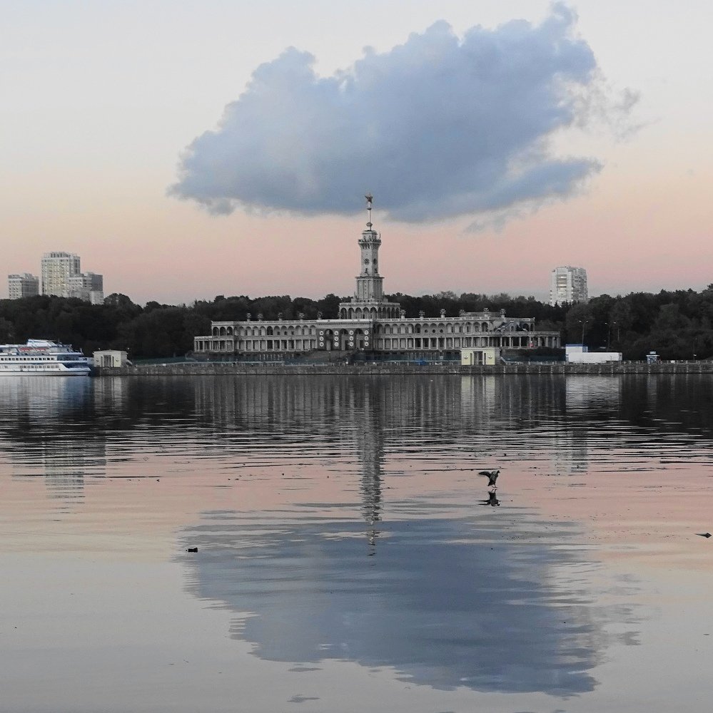 Взлетаю! Вылетаю из тени облачка...