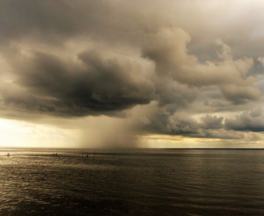 Дождь над озером