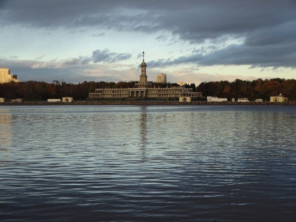 Октябрьские тучи в городе
