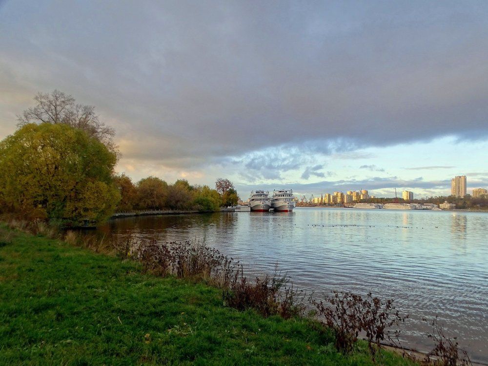 Октябрьские тучи в городе