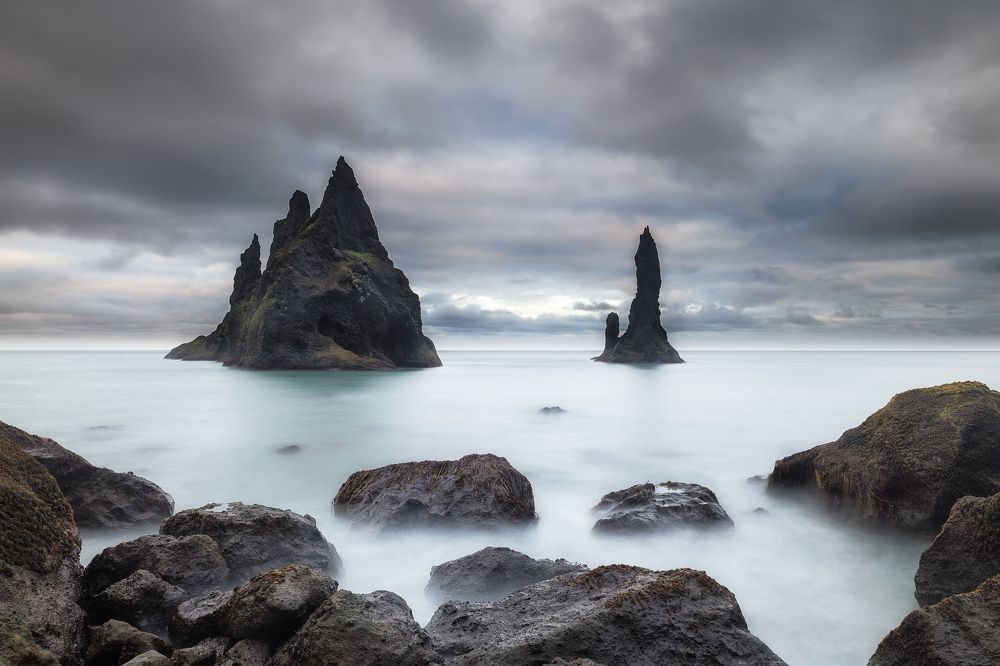 Океан. Скалы. Небо.