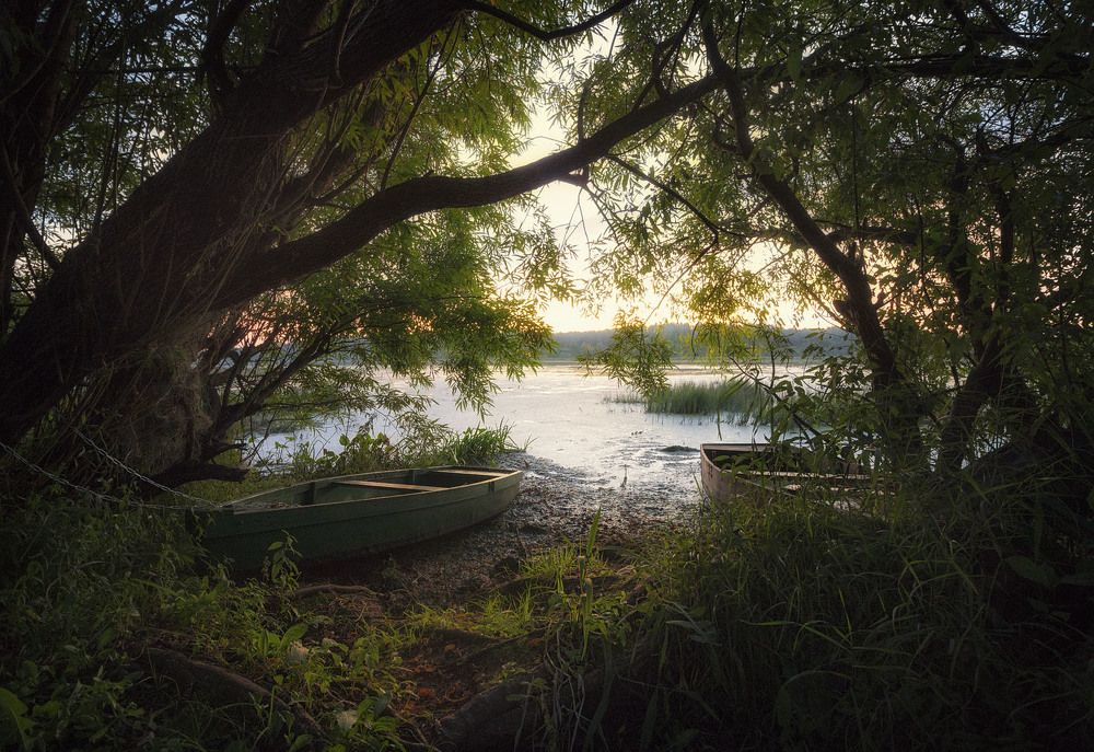 Усталый день и отдыхают корабли...