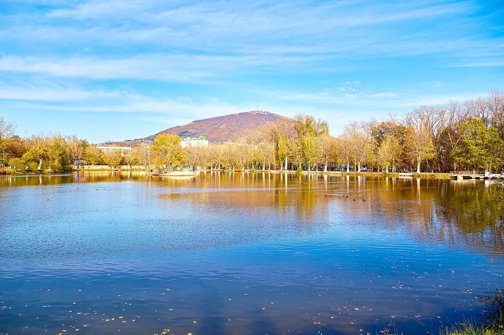 Пятигорское озеро. Осень