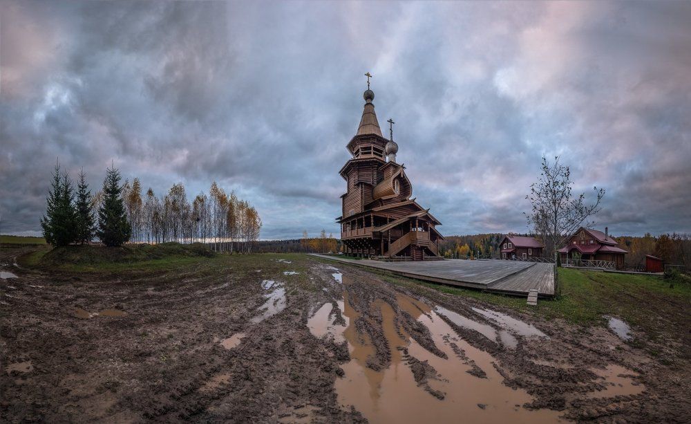 Дремлет взрытая дорога