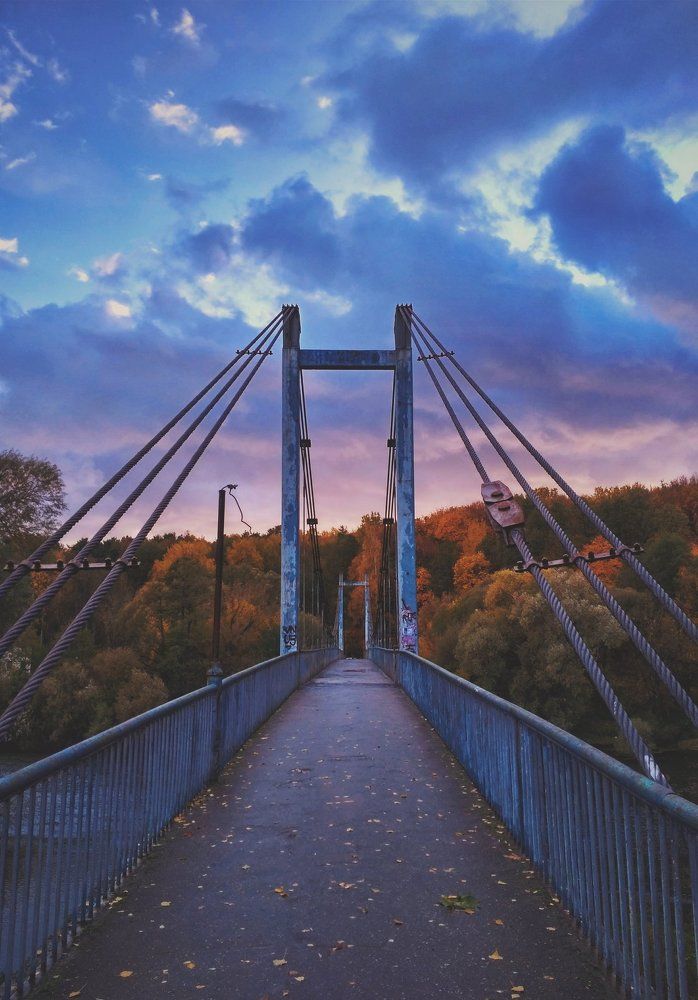 Голубой мост под фиолетовым небом