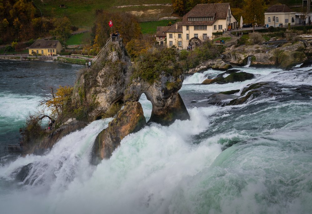городской водопад