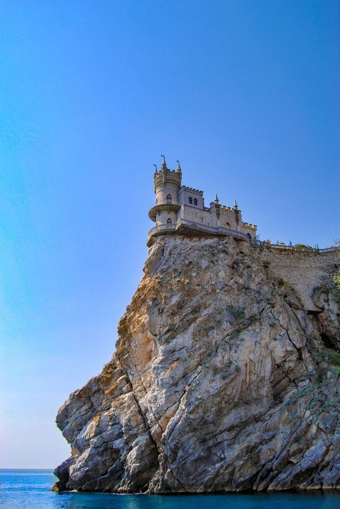 Замок на краю скалы