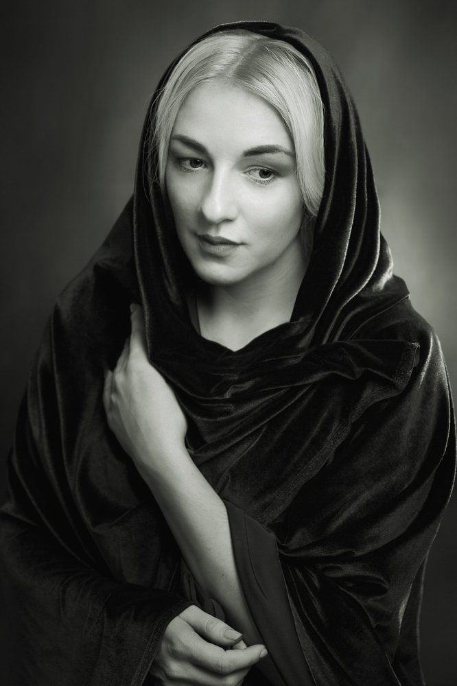 Портрет девушки в темном платке