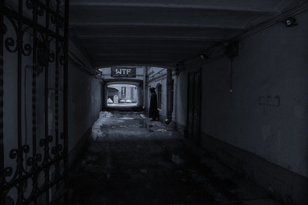 Холодная подворотня Питера.