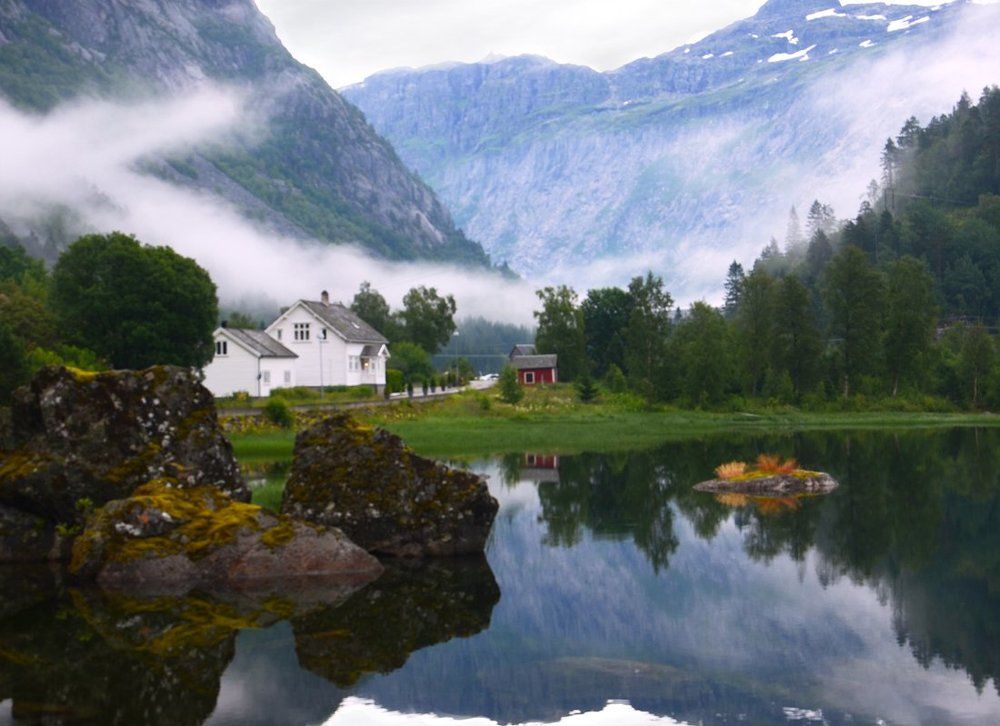 У подножия гор