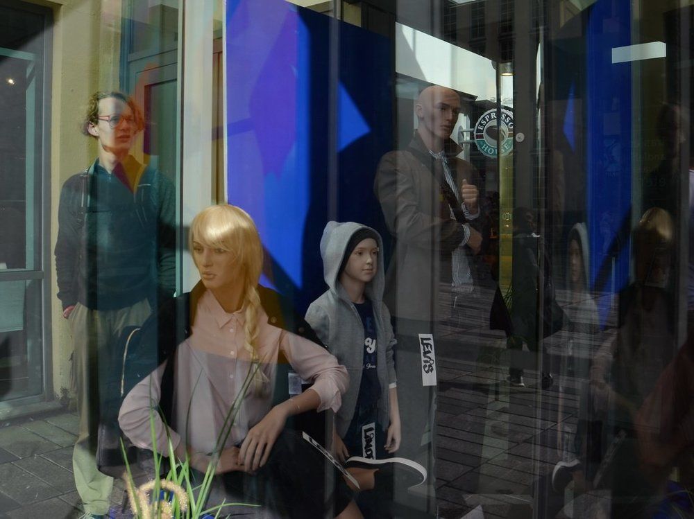 Люди и манекены...