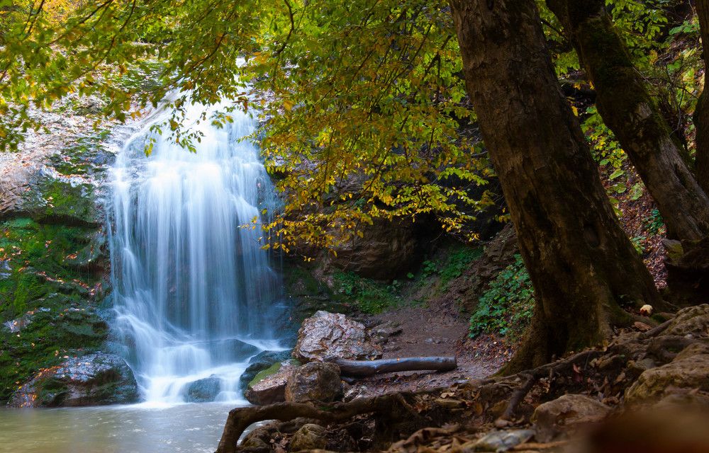 Водопад Шум осенью