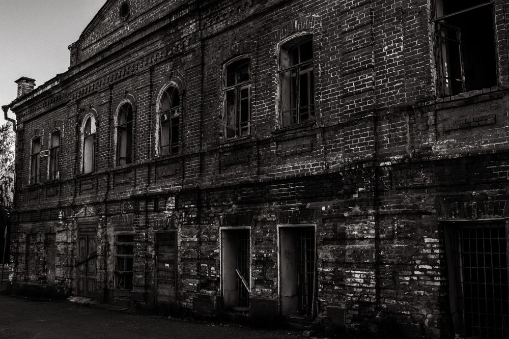 на задворках