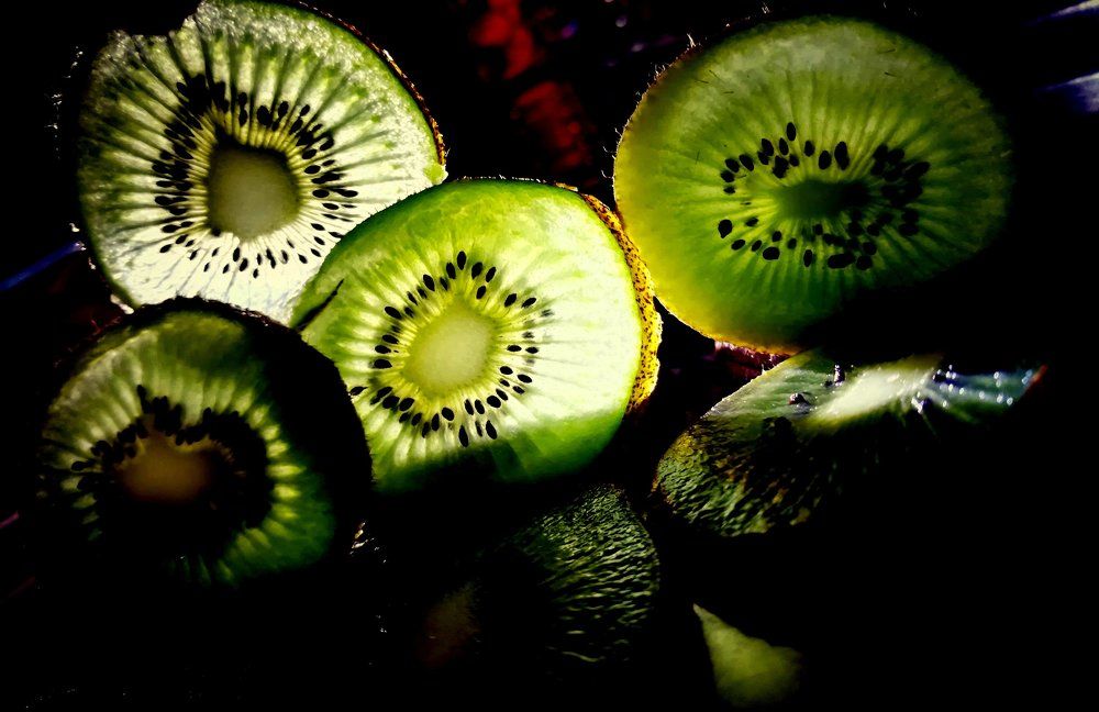 Ray behind kiwi