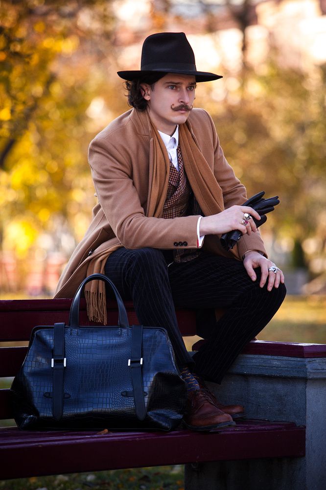 мужчина с саквояжем