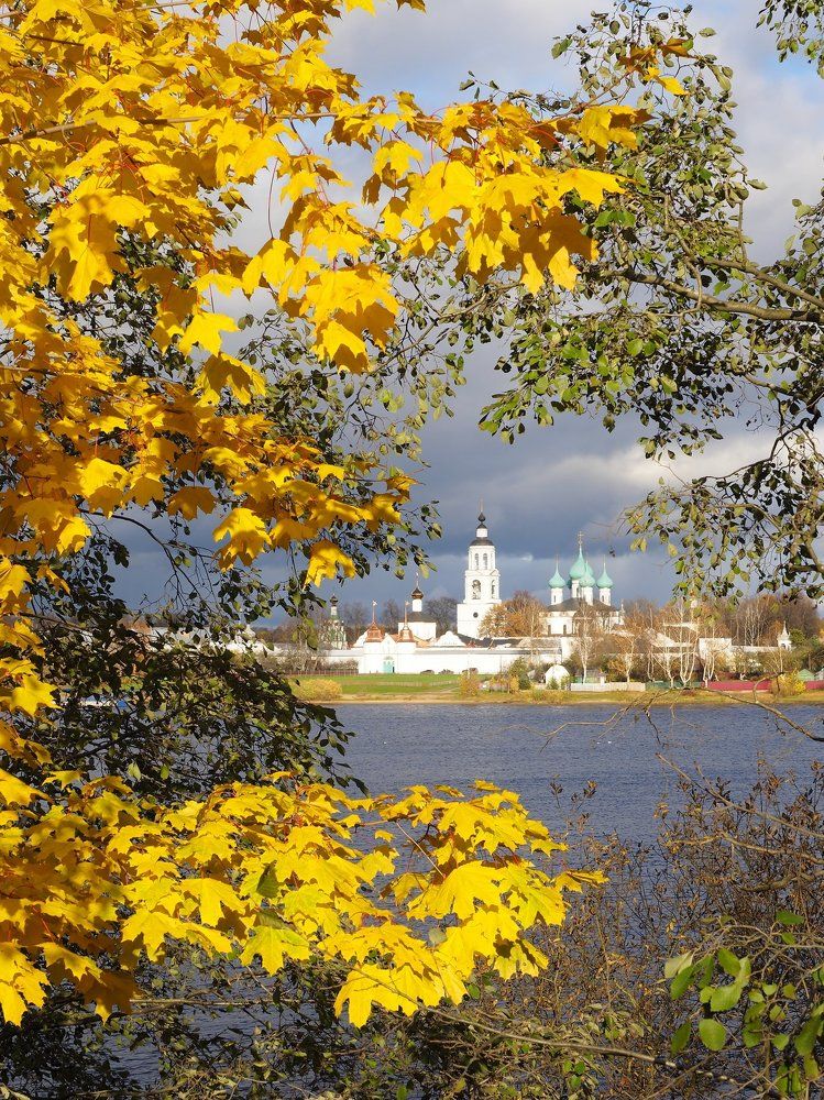 На Волге осень золотая