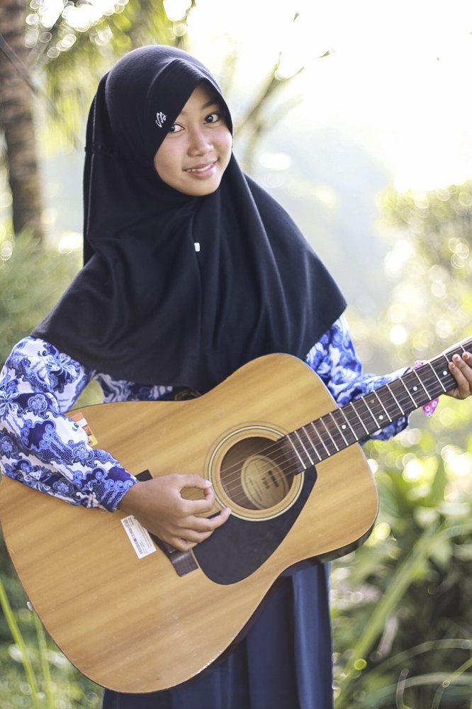 aida with the guitar