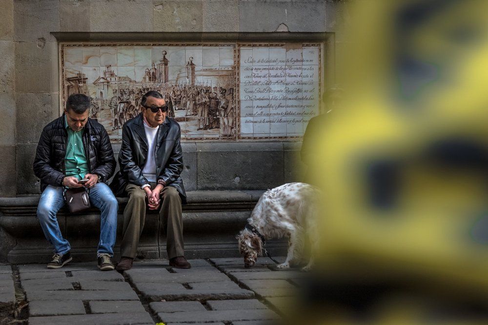 People is sitting on the bench in the centre of Barcelona