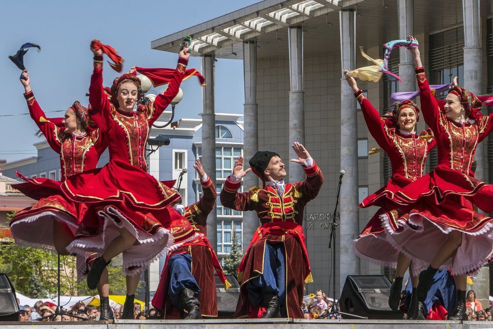 Уличный концерт Кубанского казачьего хора.