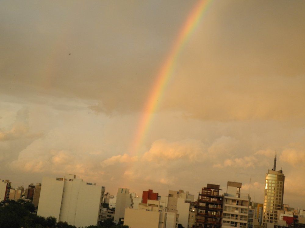 arco iris en la ciudad