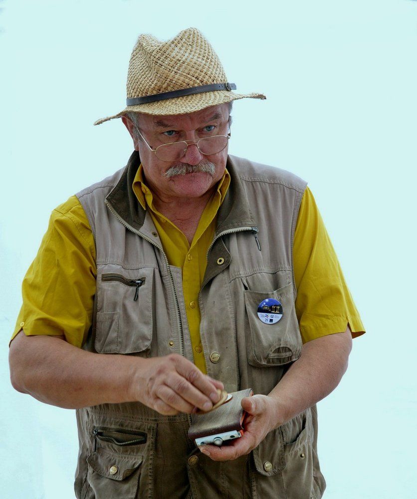 Шлифуя камни...