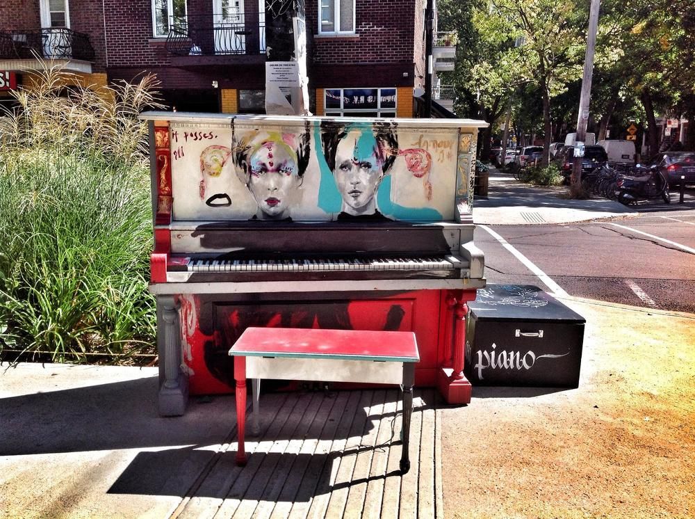 A street piano ... Waiting ...