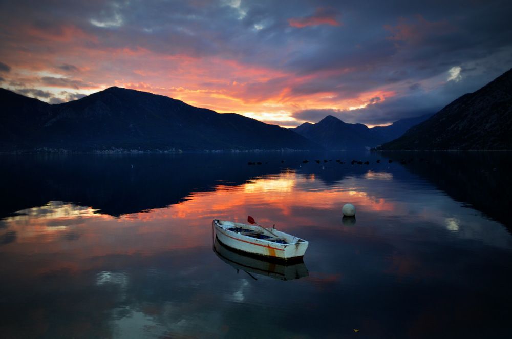 The red sunset & white boat