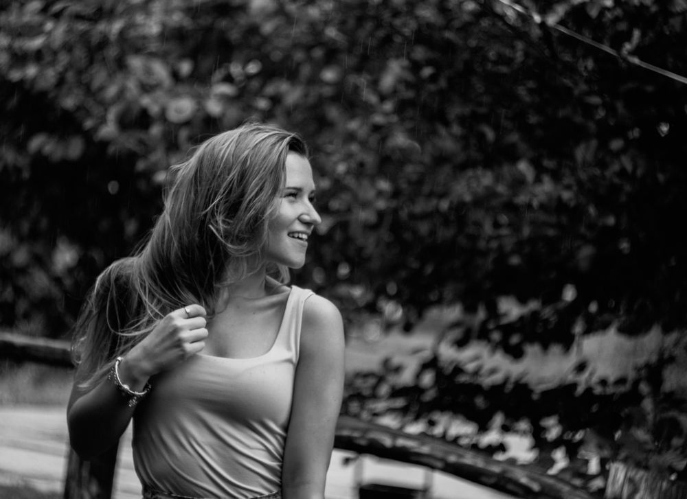 (Танцы под дождём)