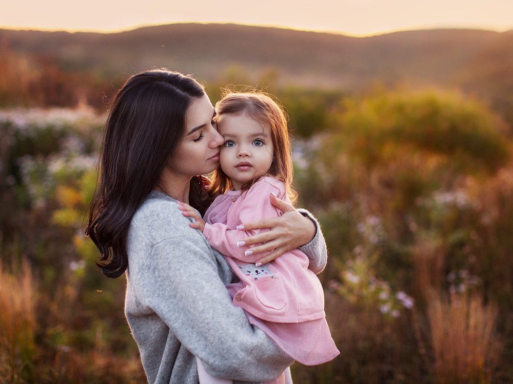 В маминых объятьях