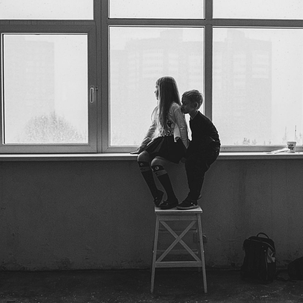 Брат и сестра. Первый снег.