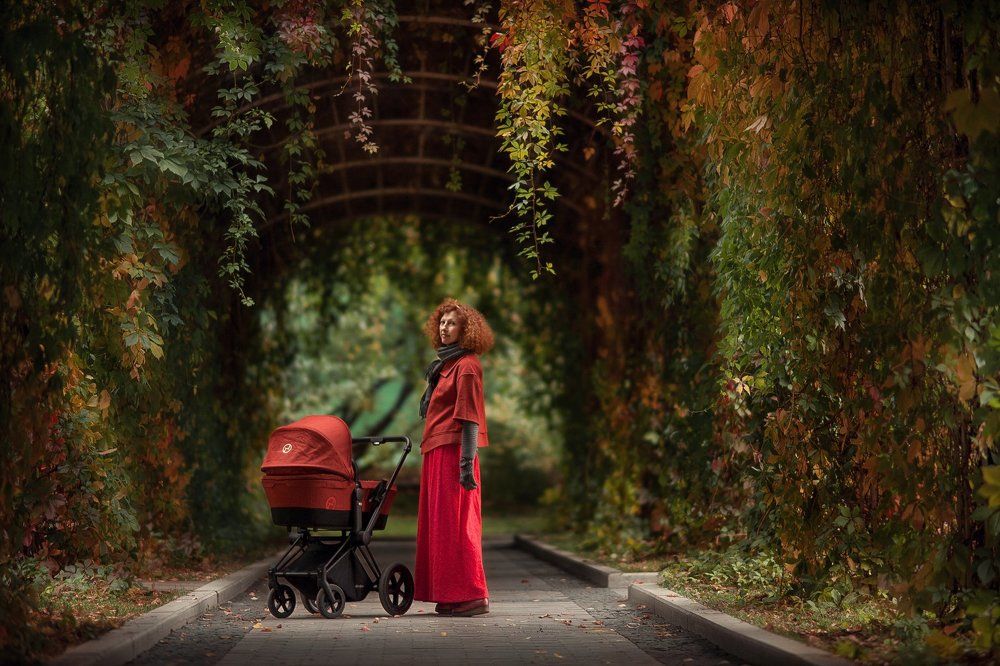 Изобилие красного на фоне зеленого и несколько ноток желтого. Осень, одном словом. Красивая, яркая осень.