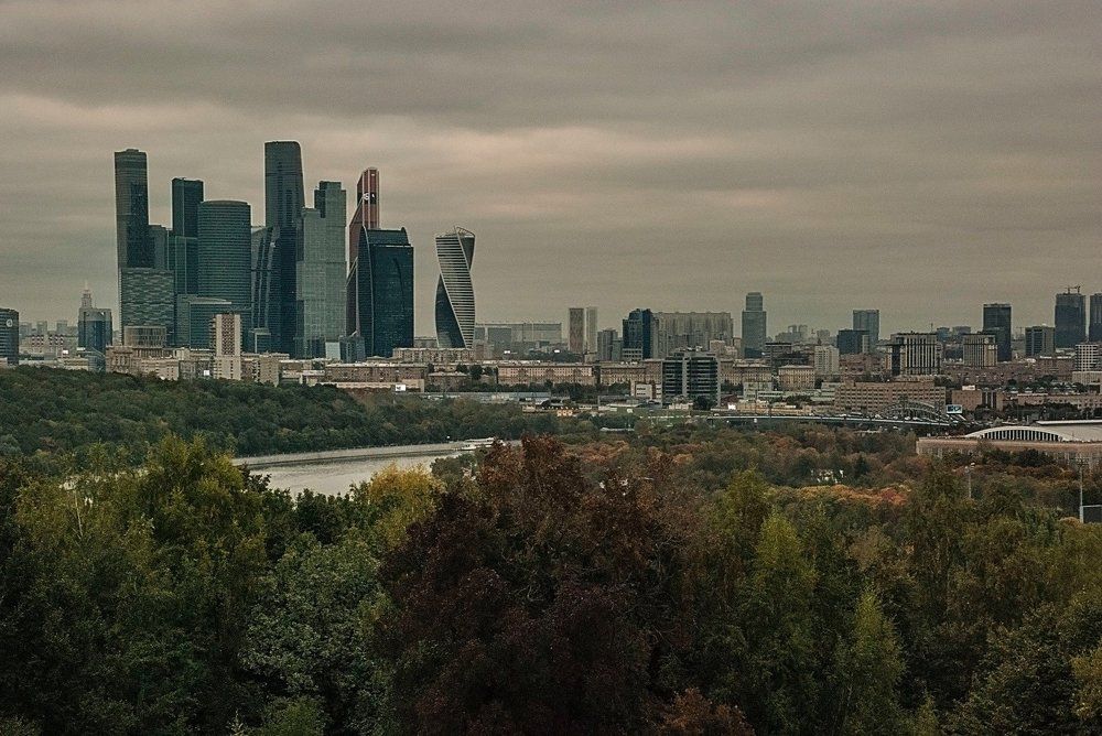 над городом
