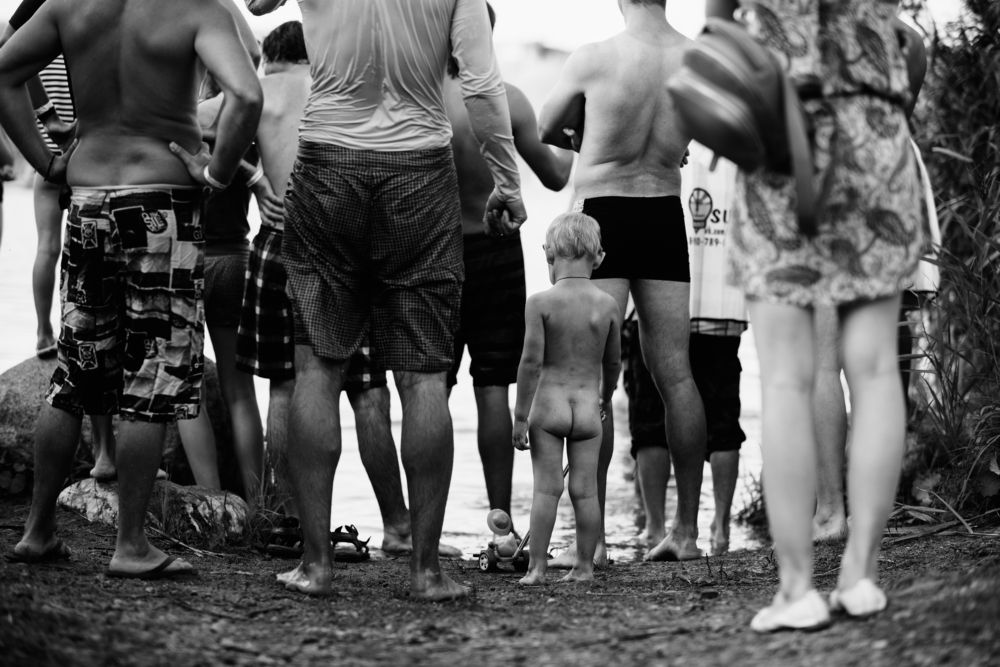 Все следят за победителем.