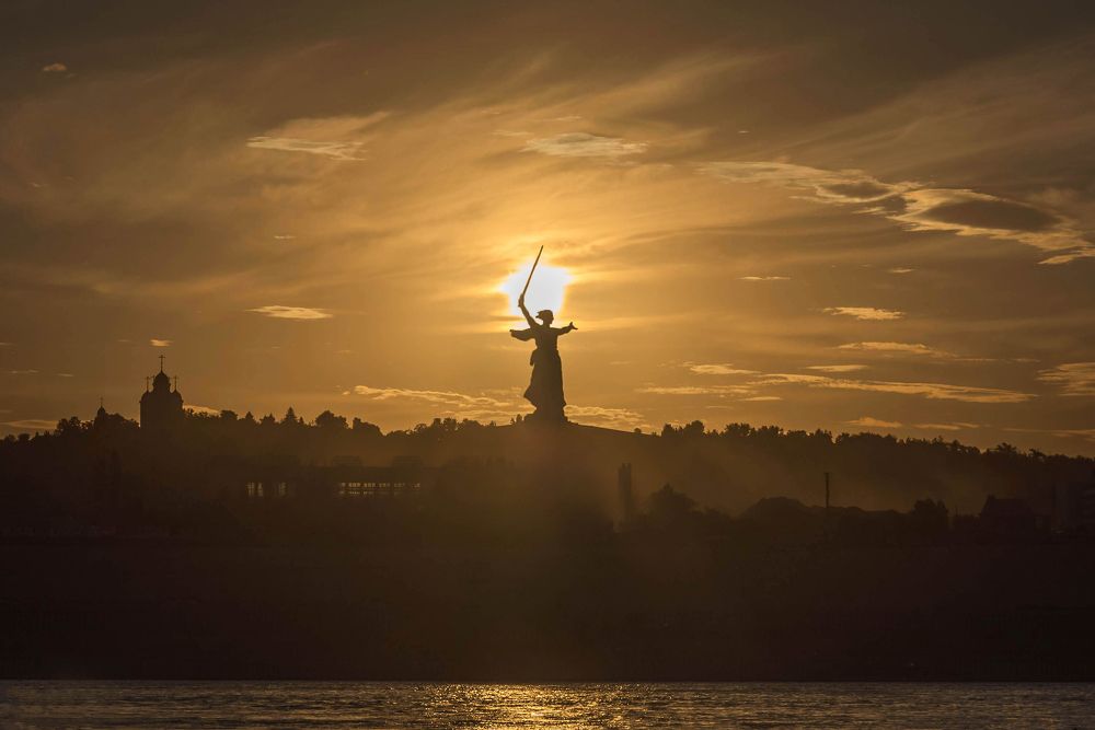 Огненный шар раскалённого летнего солнца над Мамаевым курганом